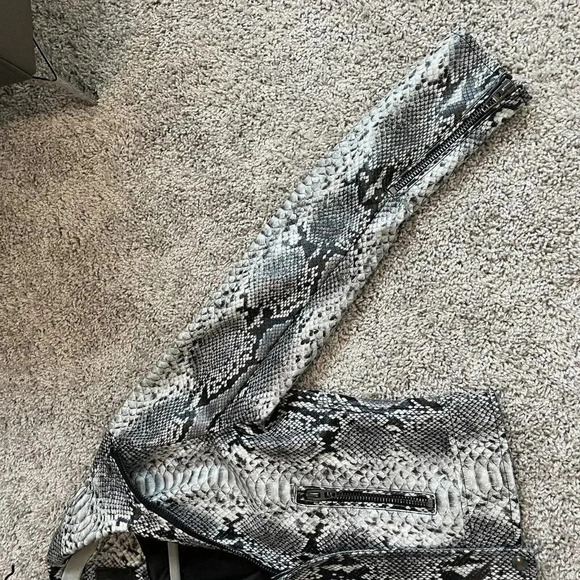 Blank NYC Snake Moto Jacket Womens Small Faux Leather - Picture 11 of 12